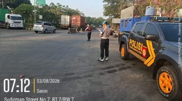 Personel Satsamapta dan Satlantas Polres Pelabuhan Tanjung Priok Laksanakan Pengaturan Lalu Lintas, Wujudkan Arus Lalin Aman, Lancar, dan Kondusif
