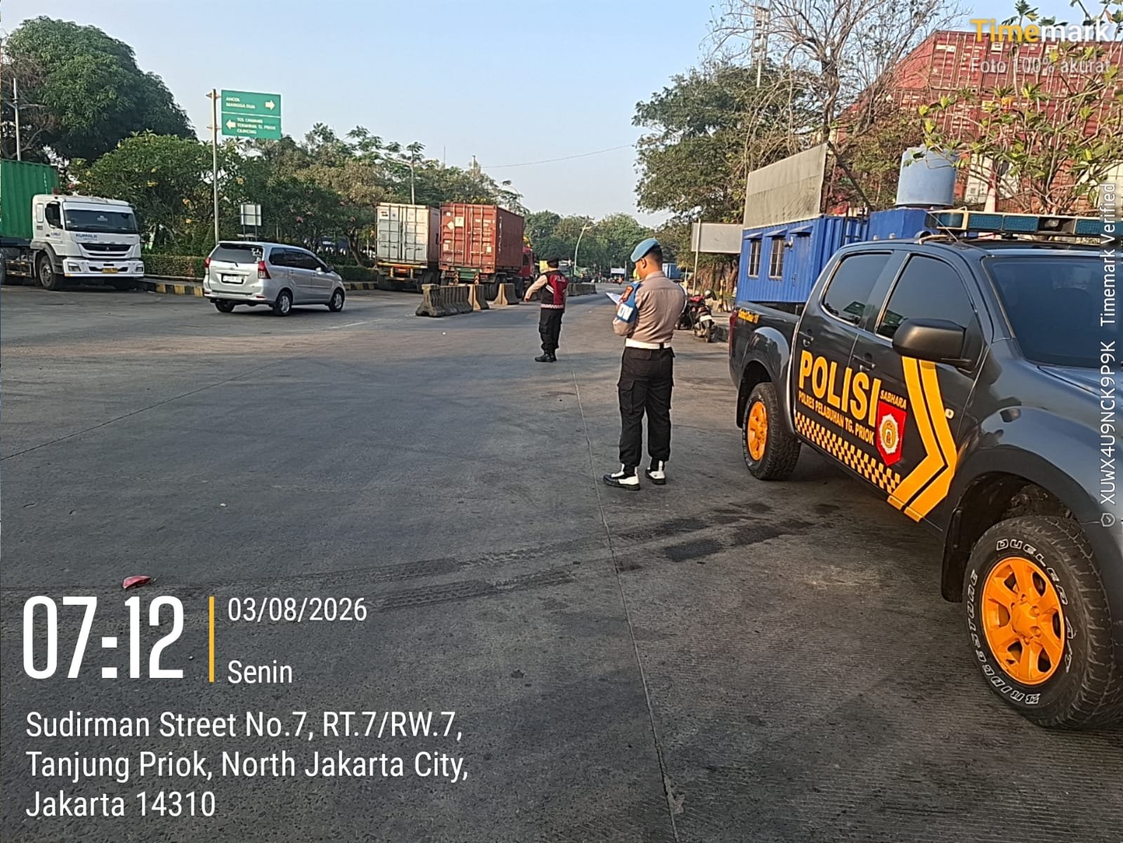 Personel Satsamapta dan Satlantas Polres Pelabuhan Tanjung Priok Laksanakan Pengaturan Lalu Lintas, Wujudkan Arus Lalin Aman, Lancar, dan Kondusif