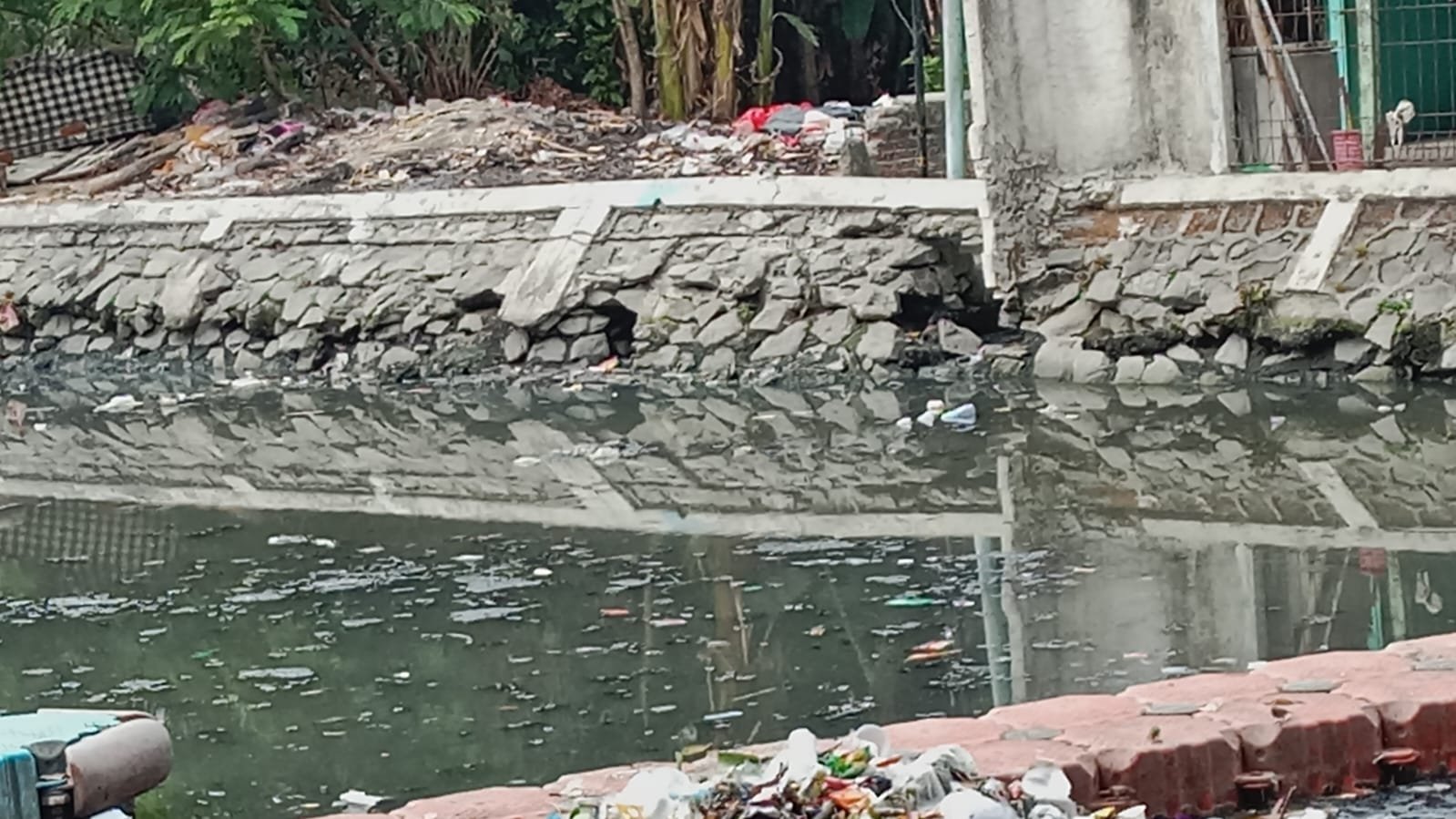 Lurah Cilincing Instruksikan Kasie Ekbang Cek Langsung Kondisi Kali Banglio