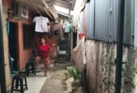 POTRET - bertahun-tahun kehilangan akses rumahnya, Khodijah berharap Walkot Jakbar segera turun tangan. (Foto: Istimewa).