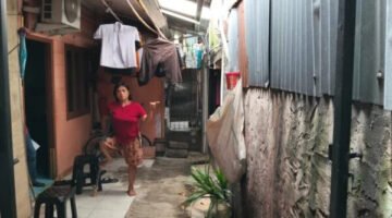 POTRET - bertahun-tahun kehilangan akses rumahnya, Khodijah berharap Walkot Jakbar segera turun tangan. (Foto: Istimewa).