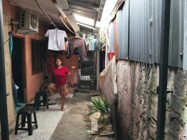 POTRET - bertahun-tahun kehilangan akses rumahnya, Khodijah berharap Walkot Jakbar segera turun tangan. (Foto: Istimewa).