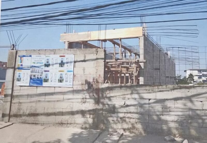 POTRET - pembangunan klaster perumahan milik PT Permata DePoris di Kalideres diduga belum kantongi PBG, dan proyek sempat disetop Pemkot Jakbar. (Foto: Istimewa).