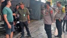Kasi Trantib Acep Pudin didampingi tim gabungan yang terdiri dari unsur Kecamatan Pasar Kemis, Kelurahan Kutabaru, Polsek Pasar Kemis, Koramil Pasar Kemis, dan Satpol PP Kabupaten Tangerang.