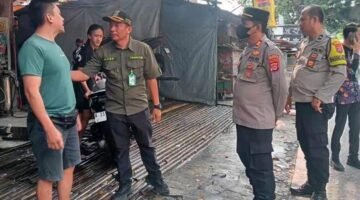 Kasi Trantib Acep Pudin didampingi tim gabungan yang terdiri dari unsur Kecamatan Pasar Kemis, Kelurahan Kutabaru, Polsek Pasar Kemis, Koramil Pasar Kemis, dan Satpol PP Kabupaten Tangerang.