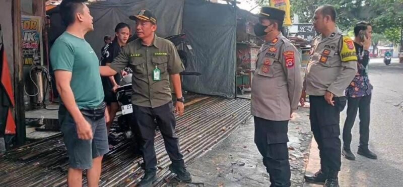 Kasi Trantib Acep Pudin didampingi tim gabungan yang terdiri dari unsur Kecamatan Pasar Kemis, Kelurahan Kutabaru, Polsek Pasar Kemis, Koramil Pasar Kemis, dan Satpol PP Kabupaten Tangerang.
