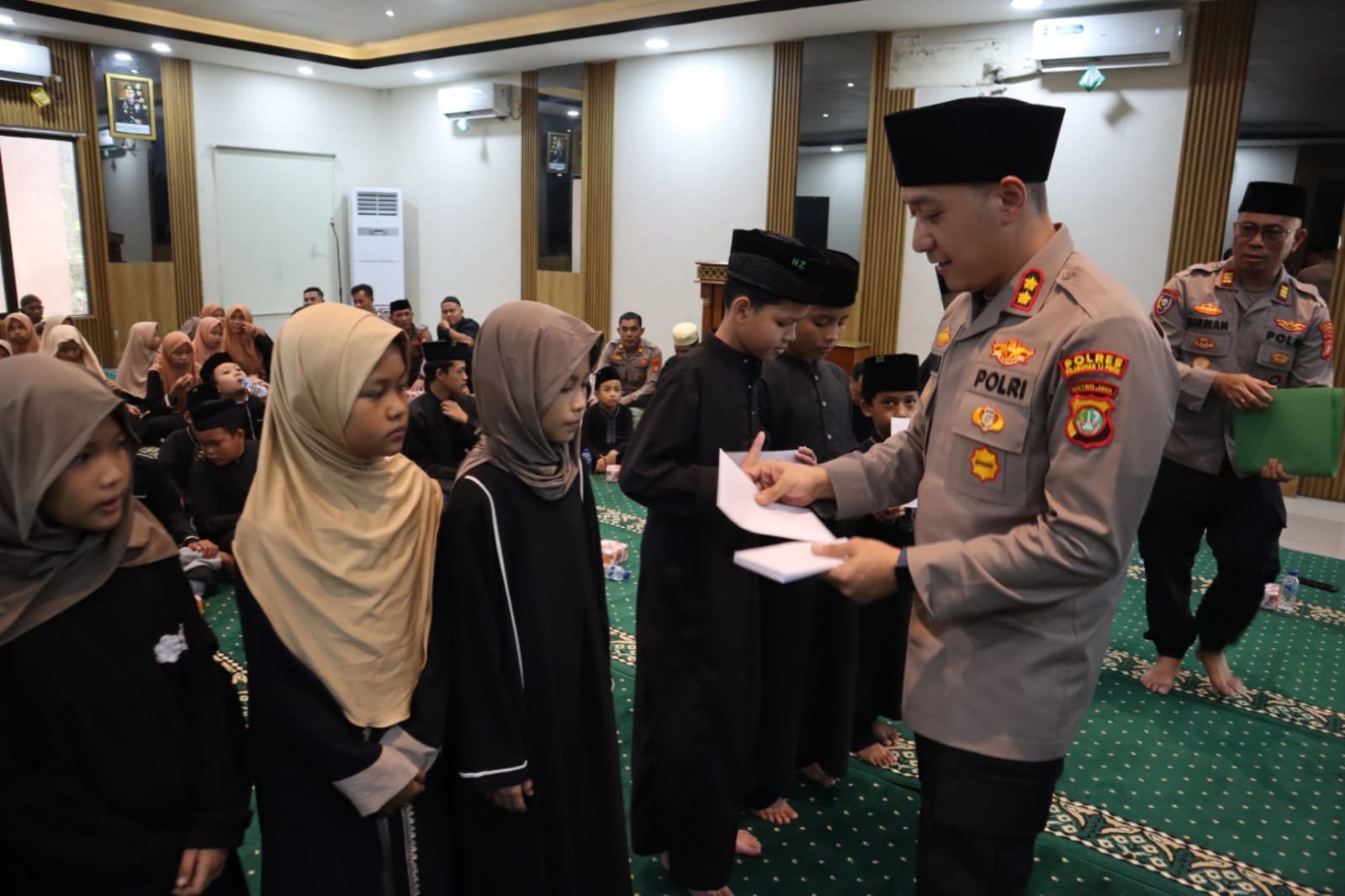 Polres Pelabuhan Tanjung Priok Berbagi Kebahagiaan, Santuni 40 Anak Yatim dan Gelar Doa Bersama