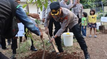 Semarak HUT ke-81 RI, Polres Pelabuhan Tanjung Priok Tanam 20 Pohon Bersama Masyarakat