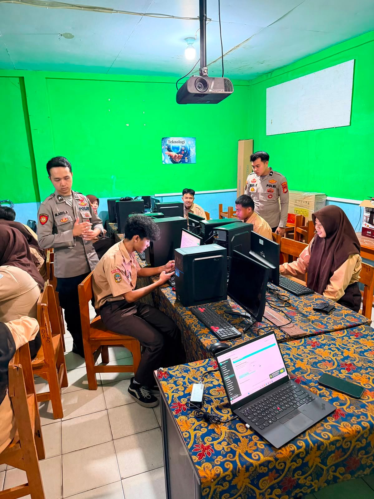 Polres Pelabuhan Tanjung Priok Edukasi 80 Siswa SMK Al Jihad tentang Pemanfaatan AI dan Bahaya Cybercrime