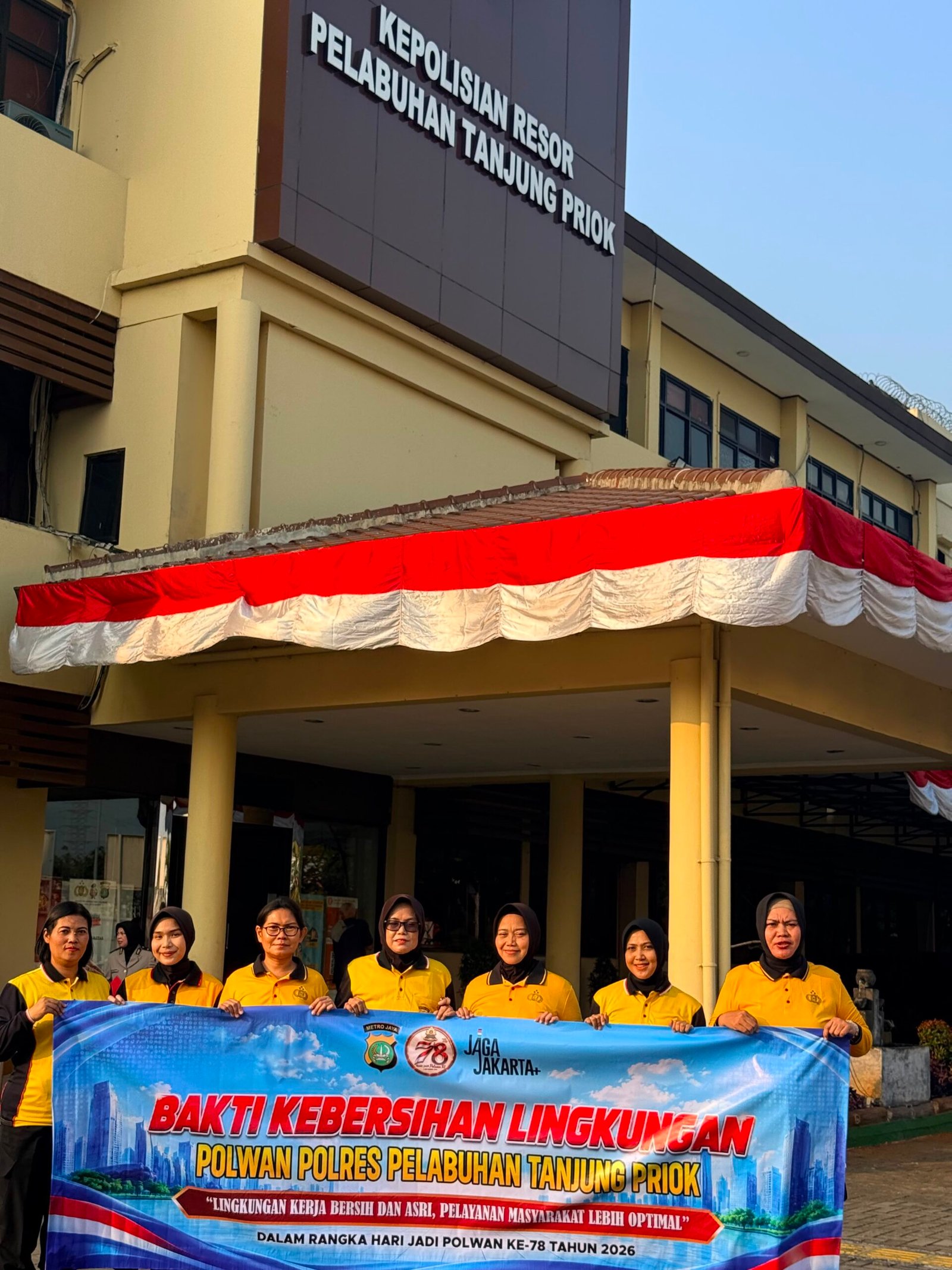 Semarak HUT Polwan ke-78, Polwan Polres Priok Gelar Bakti Kebersihan dan Anjangsana Purnawirawan
