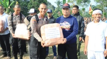 Tanamkan Nilai nilai kepedulian sosial, Siswa SPN Polda Metro Jaya melaksanakan  Bakti Sosial dilingkungan masyarakat  saat Tradisi pengambilan bendera