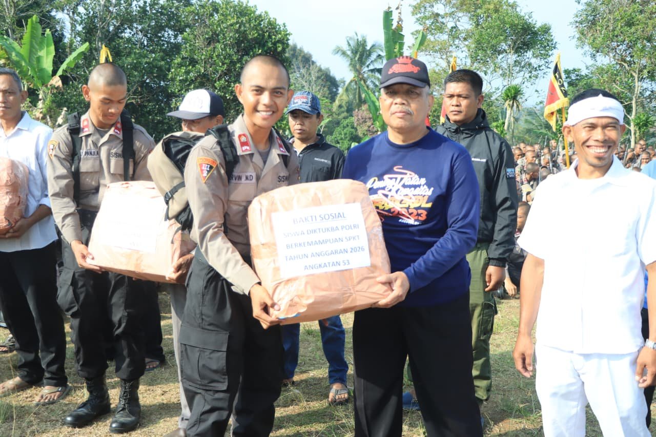 Tanamkan Nilai nilai kepedulian sosial, Siswa SPN Polda Metro Jaya melaksanakan  Bakti Sosial dilingkungan masyarakat  saat Tradisi pengambilan bendera
