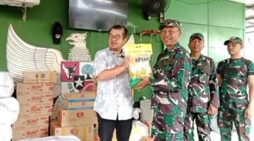 Peduli Korban Bencana NTT, Warga RW 012 Semanan Serahkan Bantuan ke TNI