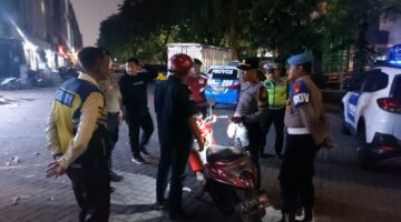 JJOS Patroli Cipta Kondisi Polres Pelabuhan Tanjung Priok Sasar Gangguan Kamtibmas, Periksa Kendaraan hingga Imbau Pengemudi Trailer