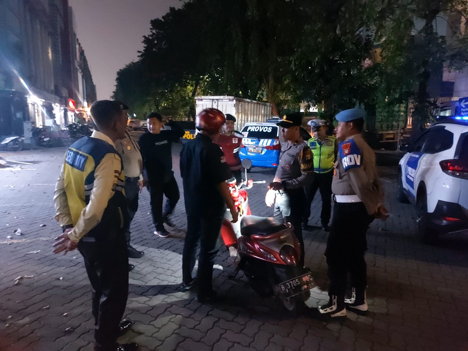 JJOS Patroli Cipta Kondisi Polres Pelabuhan Tanjung Priok Sasar Gangguan Kamtibmas, Periksa Kendaraan hingga Imbau Pengemudi Trailer