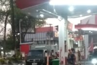 Foto: Mobil boks Mitsubishi L300 berwana hitam yang diduga telah dimodifikasi sedang mengisi solar subsidi di SPBU wilayah Kota Semarang, Jawa Tengah. (Dok/Tim). 