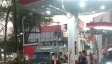 Foto: Mobil boks Mitsubishi L300 bernomor polisi