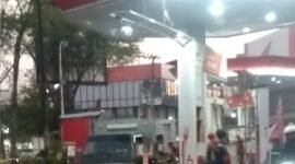 Foto: Mobil boks Mitsubishi L300 berwana hitam yang diduga telah dimodifikasi sedang mengisi solar subsidi di SPBU wilayah Kota Semarang, Jawa Tengah. (Dok/Tim). 