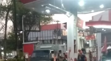 Foto: Mobil boks Mitsubishi L300 bernomor polisi