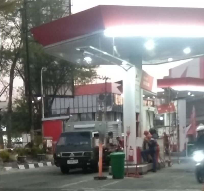Foto: Mobil boks Mitsubishi L300 berwana hitam yang diduga telah dimodifikasi sedang mengisi solar subsidi di SPBU wilayah Kota Semarang, Jawa Tengah. (Dok/Tim). 