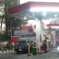 Foto: Mobil boks Mitsubishi L300 berwana hitam yang diduga telah dimodifikasi sedang mengisi solar subsidi di SPBU wilayah Kota Semarang, Jawa Tengah. (Dok/Tim). 