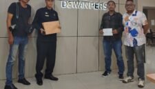 Jurnalis dari media kisikisi.co bersama rekan seprofesinya mendatangani Kantor Dewan Pers di Jalan Kebon Sirih, Jakarta pada Senin (21/08/2026) lalu