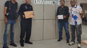 Jurnalis dari media kisikisi.co bersama rekan seprofesinya mendatangani Kantor Dewan Pers di Jalan Kebon Sirih, Jakarta pada Senin (21/08/2026) lalu