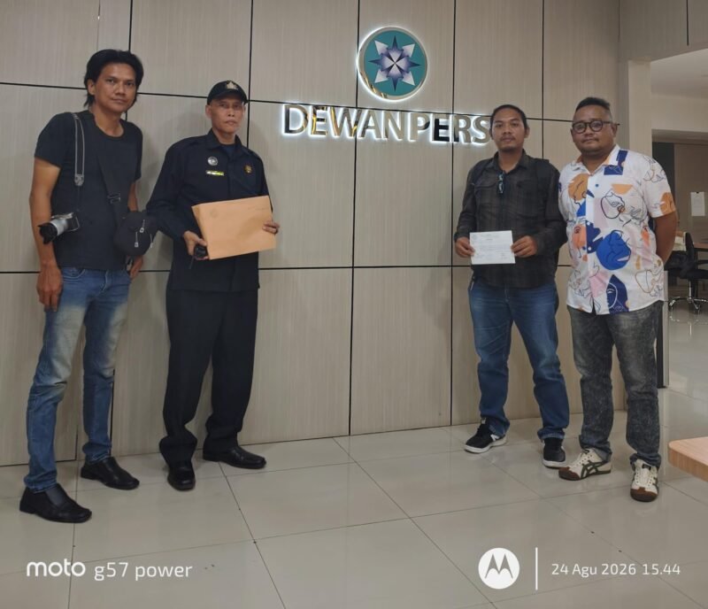 Jurnalis dari media kisikisi.co bersama rekan seprofesinya mendatangani Kantor Dewan Pers di Jalan Kebon Sirih, Jakarta pada Senin (21/08/2026) lalu