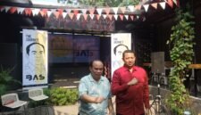 POTRET - Budi Arie Setiadi (kiri) didampingi Ketua Bara Muda, Reza Yoga Suara memberikan klarifikasi pernyataan Politik Sebelum 2029, dan mereka menegaskan itu Analisis Pribadi. (Foto: Suara Realitas).