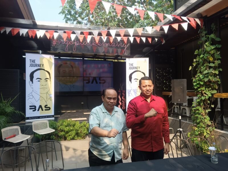 POTRET - Budi Arie Setiadi (kiri) didampingi Ketua Bara Muda, Reza Yoga Suara memberikan klarifikasi pernyataan Politik Sebelum 2029, dan mereka menegaskan itu Analisis Pribadi. (Foto: Suara Realitas).