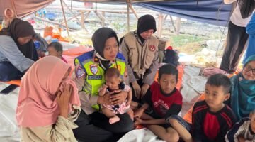 Jelang HUT – 78 Polwan, Polwan Polda Metro Jaya Bantu Korban Kebakaran Muara Angke
