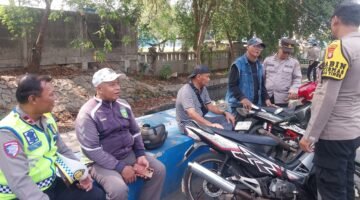 Jaga Jakarta On The Spot, Polres Pelabuhan Tanjung Priok Sampaikan Pesan Kamtibmas kepada Pengemudi Ojek Pangkalan dan Bajaj di Muara Baru