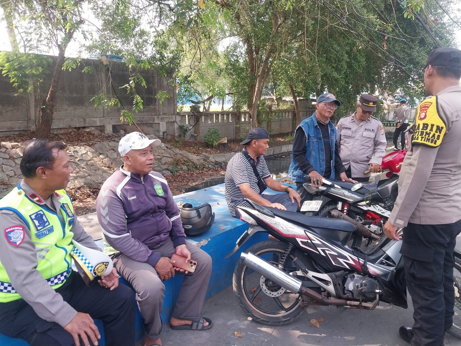 Jaga Jakarta On The Spot, Polres Pelabuhan Tanjung Priok Sampaikan Pesan Kamtibmas kepada Pengemudi Ojek Pangkalan dan Bajaj di Muara Baru