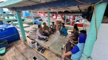 Sambangi ABK di Pelabuhan Muara Angke, Unit Binmas Polsek Kawasan Sunda Kelapa Sampaikan Pesan Kamtibmas