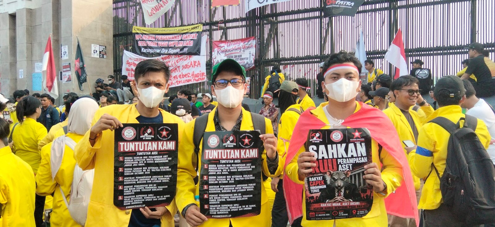 Aksi Mahasiswa UT di DPR: “Kita Harus Menunggu Sampai Kapan Lagi?”