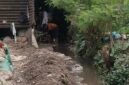 Foto: Saluran air limbah yang dibuang langsung di belakang pabrik mengalir ke lahan kosong hingga ke saluran air pemukiman. 