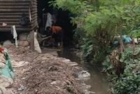 Foto: Saluran air limbah yang dibuang langsung di belakang pabrik mengalir ke lahan kosong hingga ke saluran air pemukiman. 