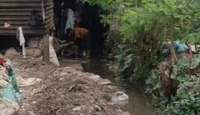 Foto: Saluran air limbah yang dibuang langsung di belakang pabrik mengalir ke lahan kosong hingga ke saluran air pemukiman. 