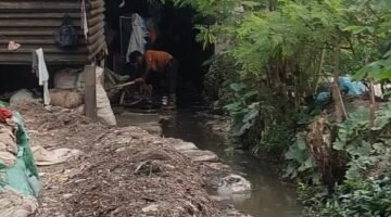 Foto: Saluran air limbah yang dibuang langsung di belakang pabrik mengalir ke lahan kosong hingga ke saluran air pemukiman. 