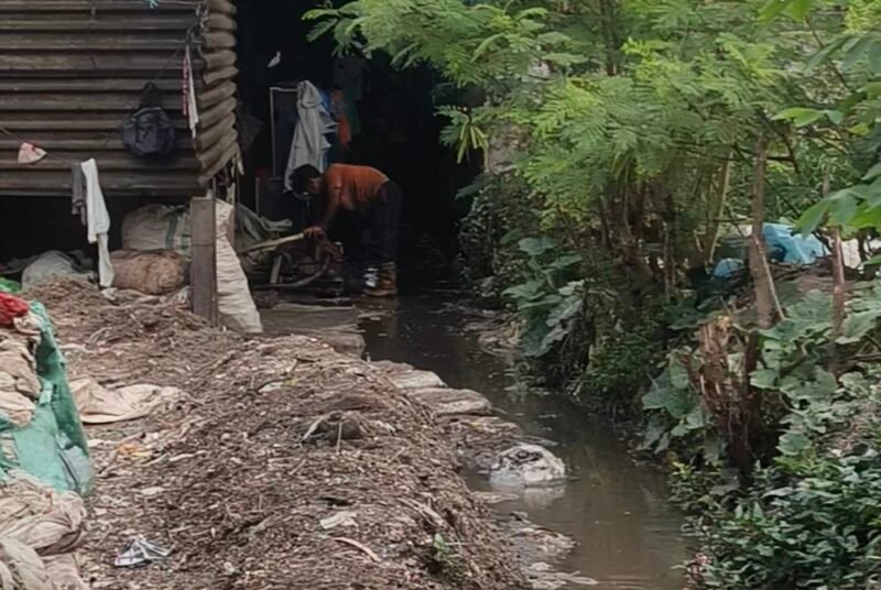Foto: Saluran air limbah yang dibuang langsung di belakang pabrik mengalir ke lahan kosong hingga ke saluran air pemukiman. 