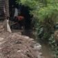 Foto: Saluran air limbah yang dibuang langsung di belakang pabrik mengalir ke lahan kosong hingga ke saluran air pemukiman. 
