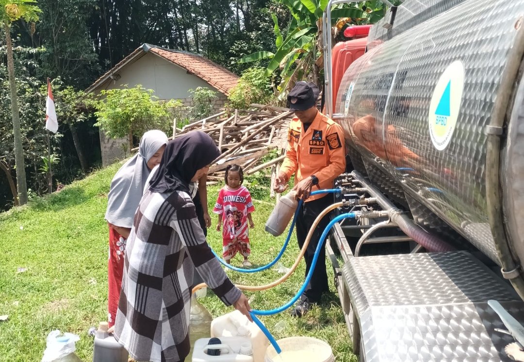 Berkolaborasi BPBD Kabupaten Bogor dan Pemdes Purasari Saluarkan Air Bersih untuk Warga Dampak Kekeringan