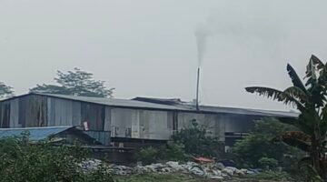 Foto: Pabrik karung plastik bekas ASS tampak dari belakang. (Dok SR/Panji). 