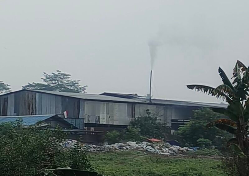 Foto: Pabrik karung plastik bekas ASS tampak dari belakang. (Dok SR/Panji). 