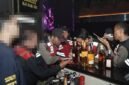 Foto: Petugas Polres Cirebon Kota saat melakukan pemeriksaan di tempat hiburan malam.