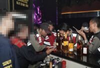 Foto: Petugas Polres Cirebon Kota saat melakukan pemeriksaan di tempat hiburan malam.