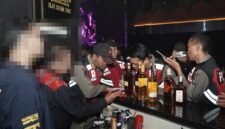 Foto: Petugas Polres Cirebon Kota saat melakukan pemeriksaan di tempat hiburan malam.
