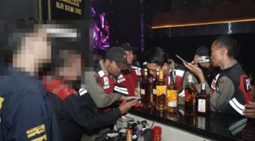 Foto: Petugas Polres Cirebon Kota saat melakukan pemeriksaan di tempat hiburan malam.