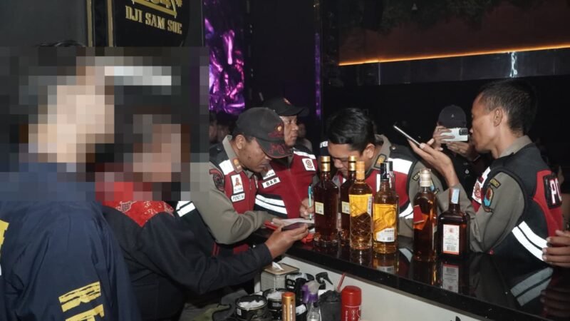 Foto: Petugas Polres Cirebon Kota saat melakukan pemeriksaan di tempat hiburan malam.