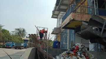 Pengecatan Gedung Pompa Sunter Timur Rawa Badak Perkuat Pemeliharaan Infrastruktur SDA
